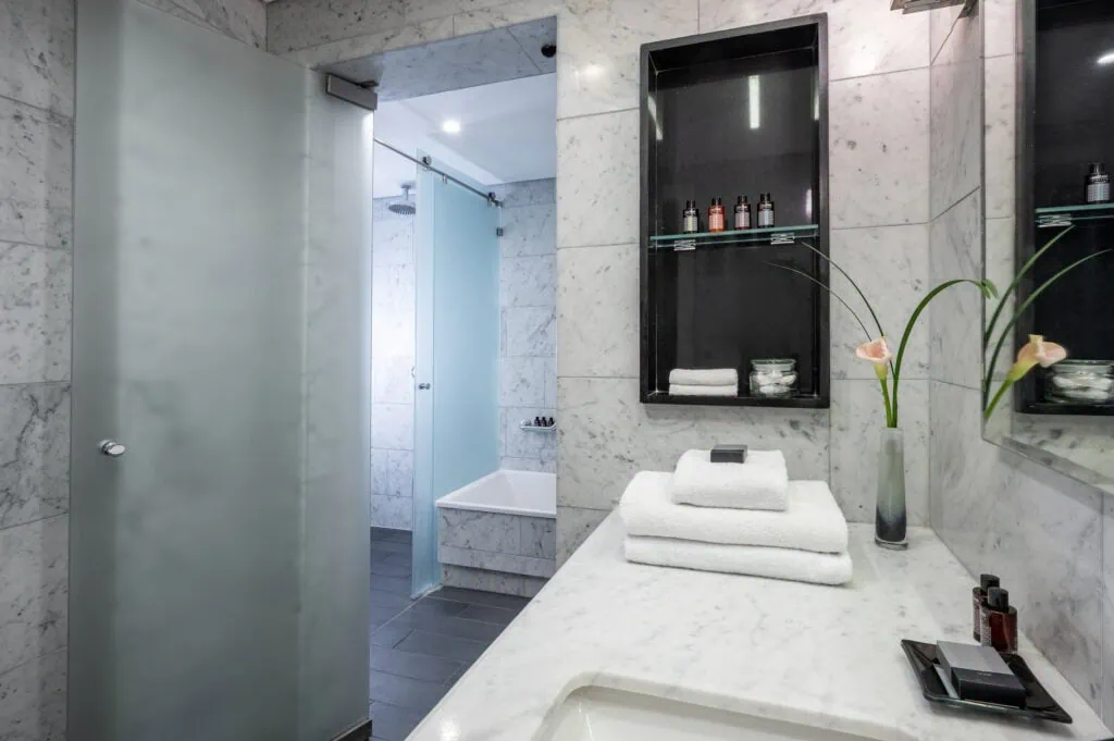 Inbal Hotel_family room_room 476_bath